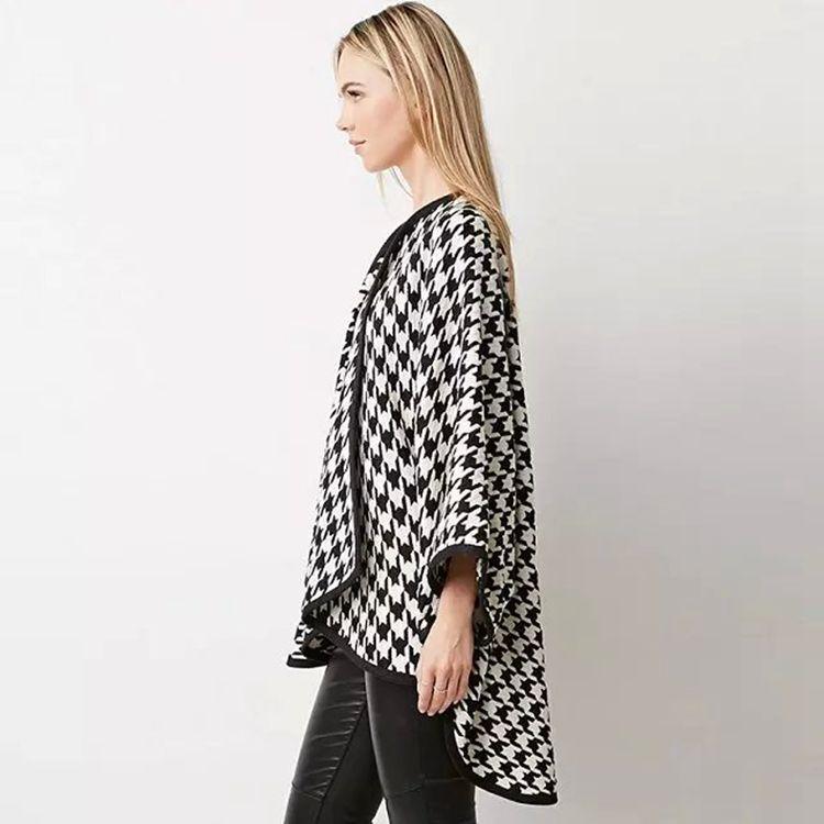 Poncho de mujer en blanco y negro