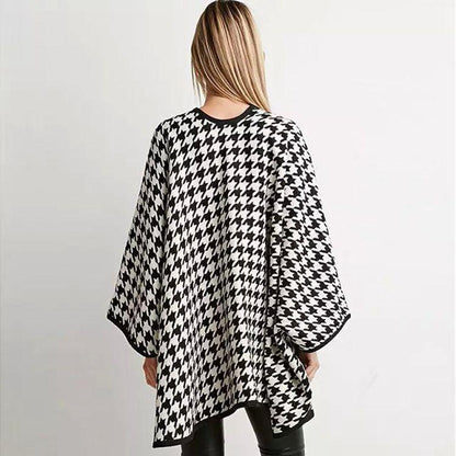 Poncho de mujer en blanco y negro